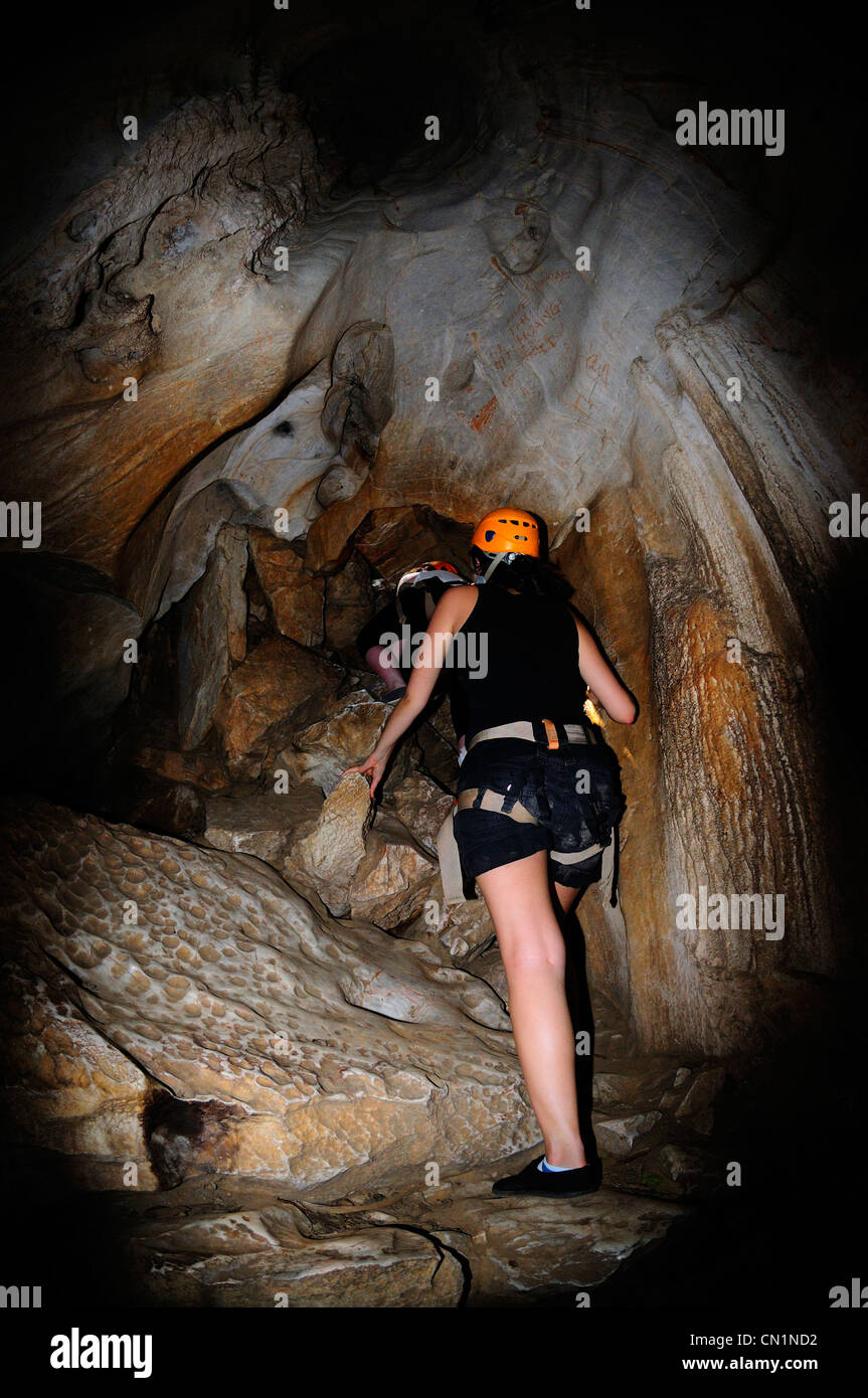 Junge Frau Klettern durch Van Thong Höhle, Marble Mountain, Danang, Vietnam Stockfoto