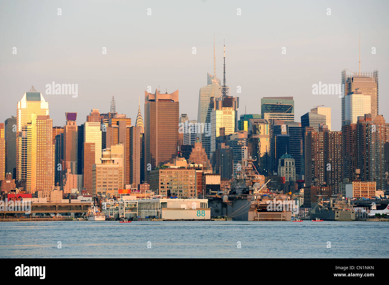New York City Sonnenuntergang Panorama mit Skyline von Manhattan aus New Jersey betrachtet. Stockfoto