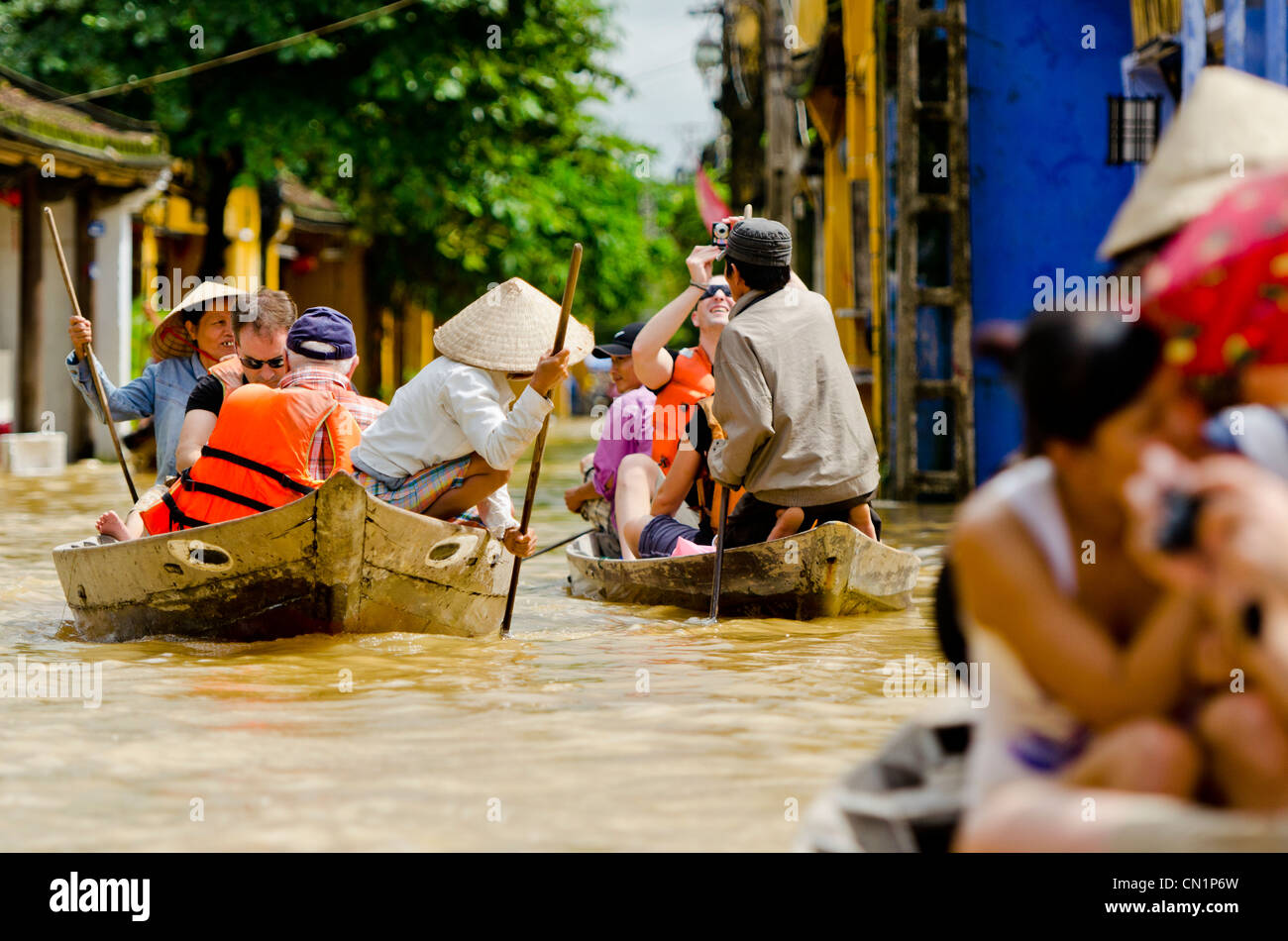 Touristen auf Ruderboote über überflutete Straße, Hoi an, Vietnam Stockfoto