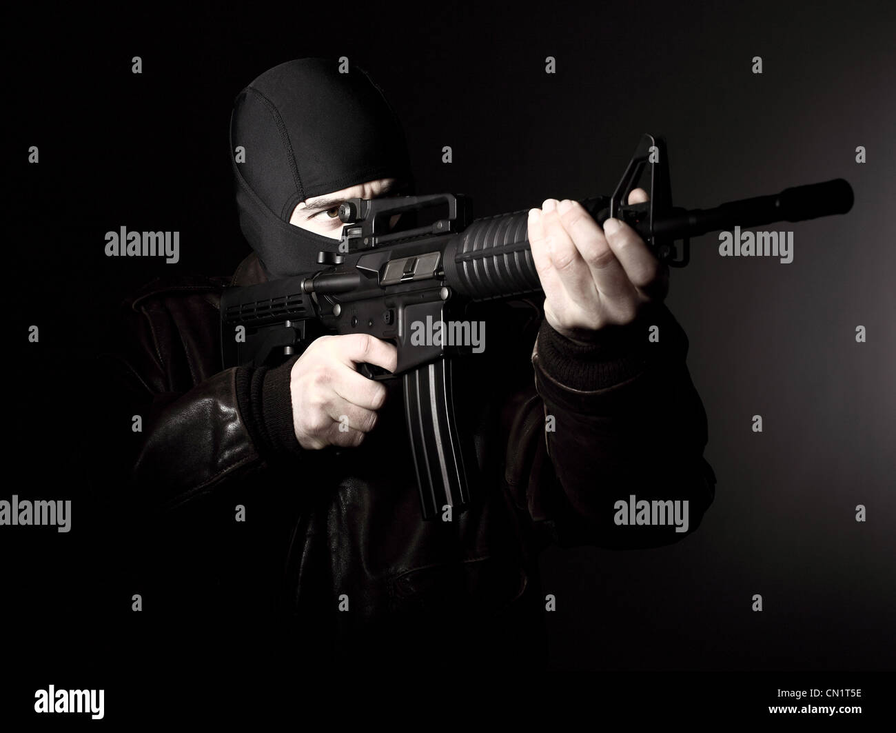 Porträt von kriminellen mit Gewehr m4 Stockfoto