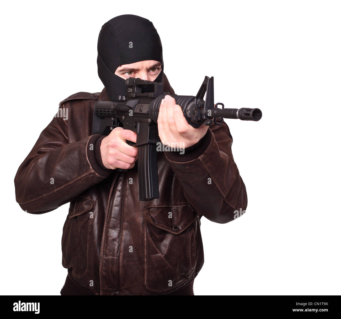 Porträt von kriminellen mit m4-Gewehr auf weiß Stockfoto
