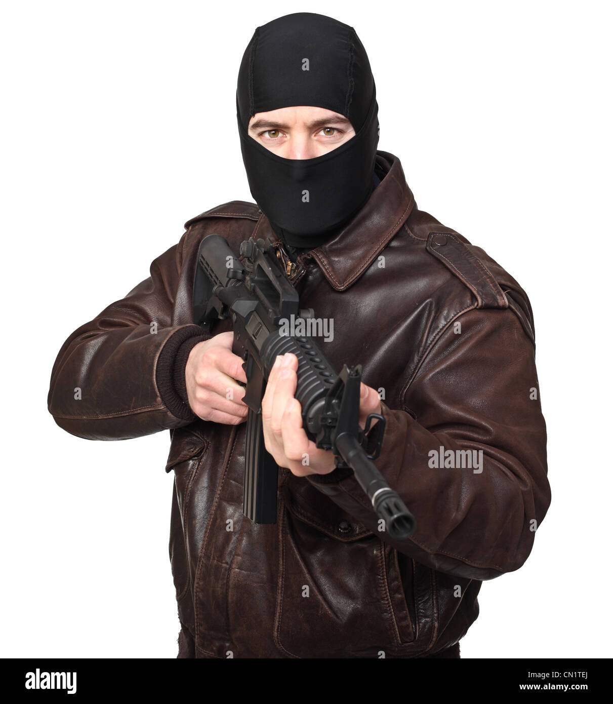 Porträt von kriminellen mit m4-Gewehr auf weiß Stockfoto