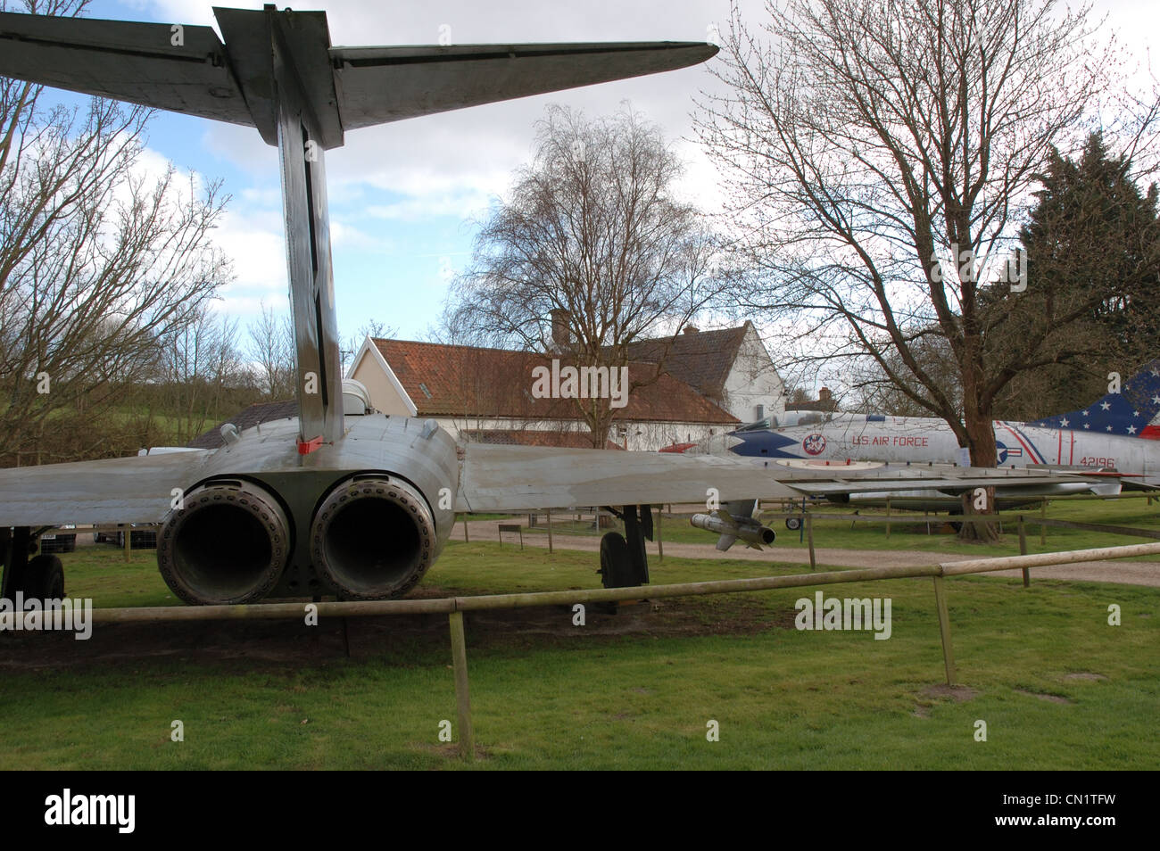 Rückansicht des Gloster Javelin FAW.9R im Norfolk & Suffolk Aviation Museum, Flixton, UK, mit dem Buck Inn im Hintergrund Stockfoto