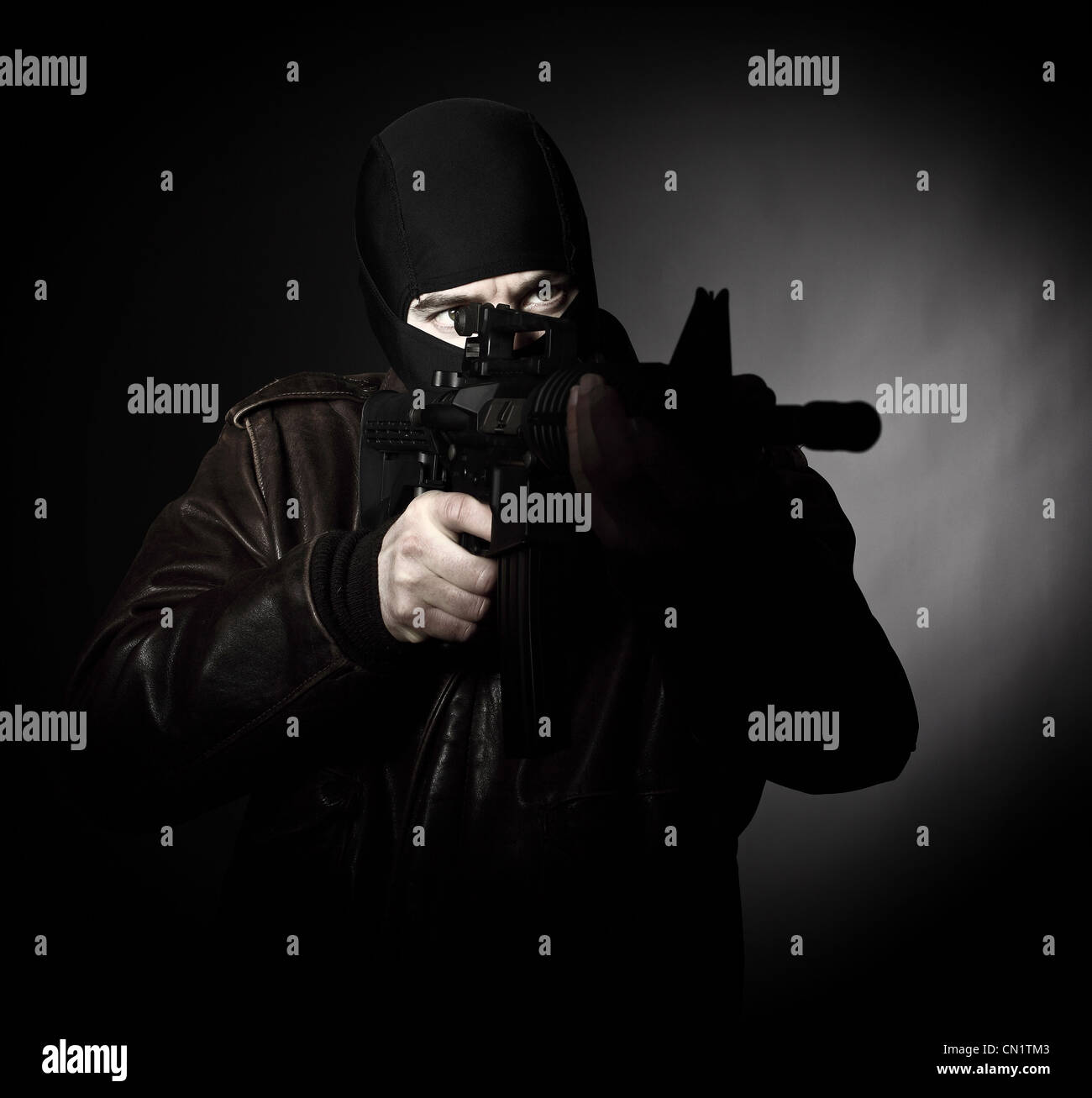 Porträt von kriminellen mit Gewehr m4 Stockfoto