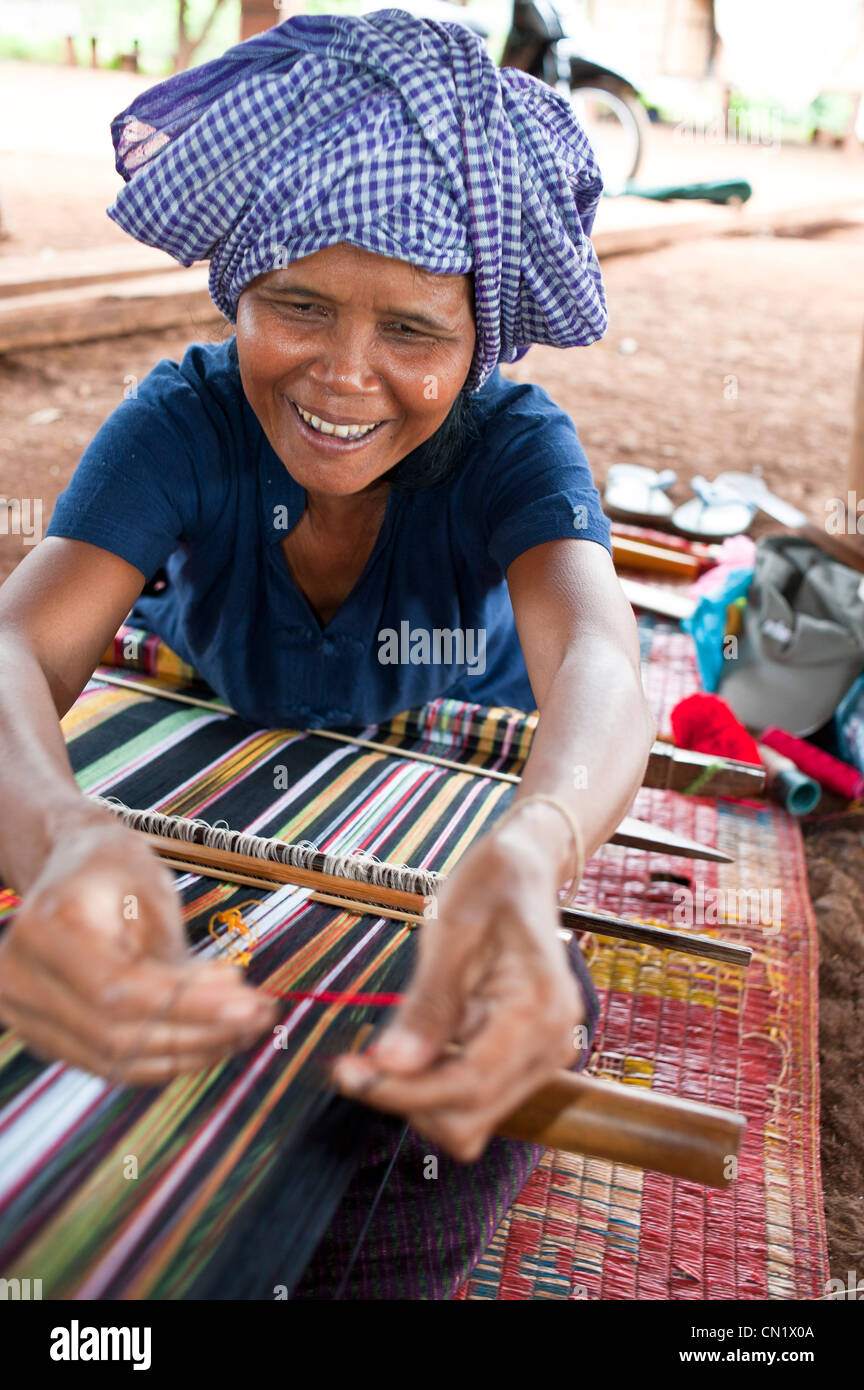 Kambodscha, Provinz Ratanakiri, in der Nähe von Banlung (Ban Lung), Frau arbeitet an Webmaschinen Stockfoto