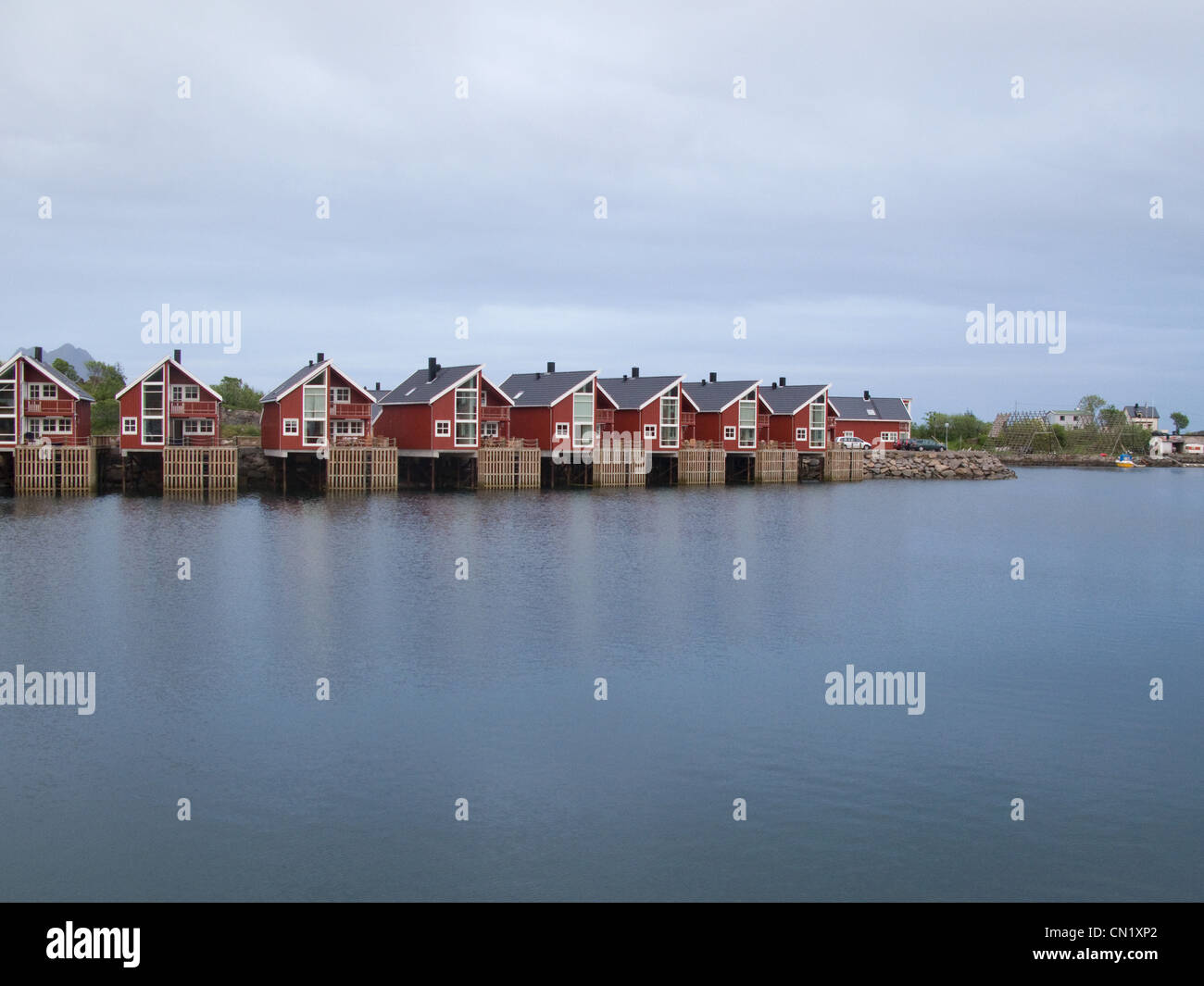 Häuser am See, Lofoten Inseln, Norwegen Stockfoto
