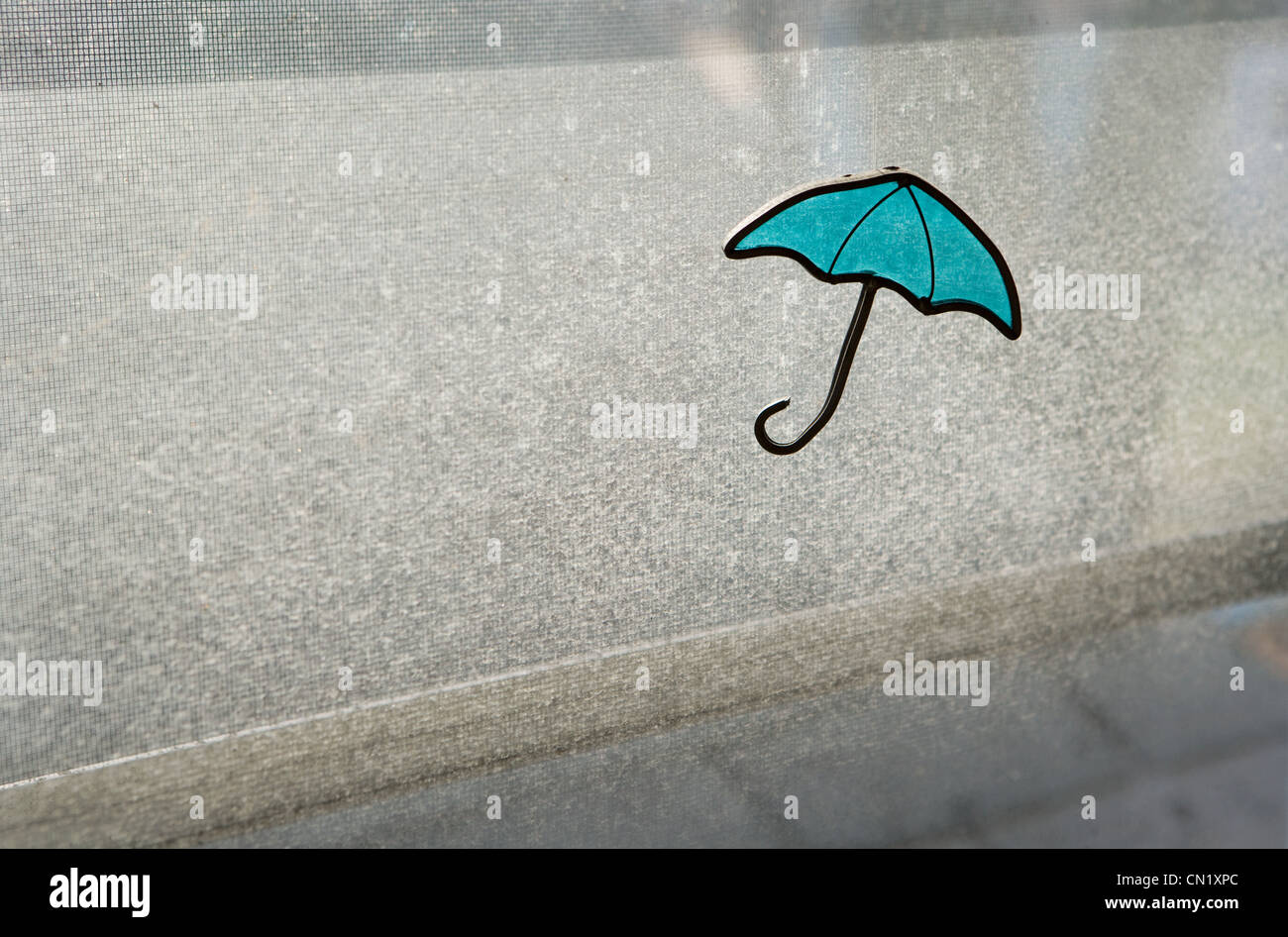 Fenster blind mit Regenschirm design Stockfoto