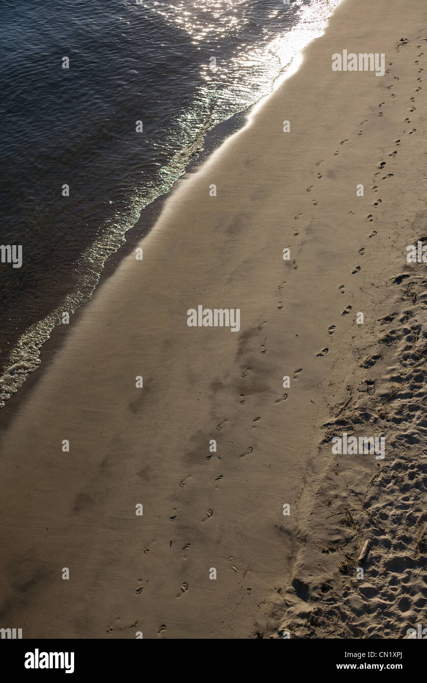 Fußspuren im Sand, hohe Winkel anzeigen Stockfoto