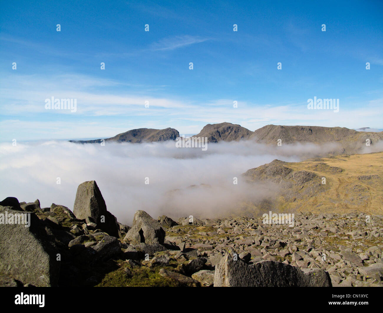 Bereich Scafell im Lake District mit Cloud im Tal, unterhalb vom Gipfel des Nordwestgrat fotografiert Stockfoto