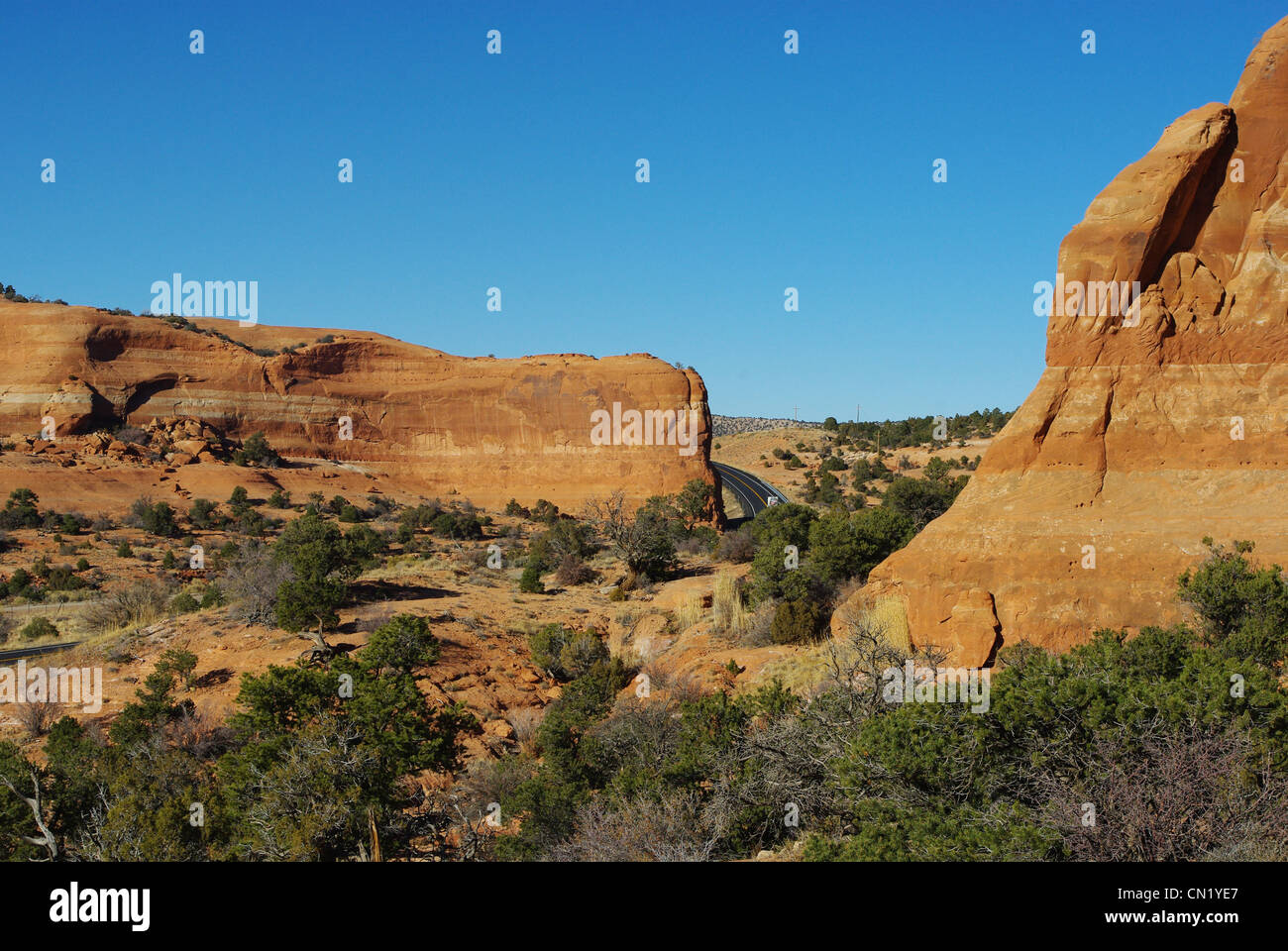 Highway 191 in der Nähe von Wilson Arch, Utah Stockfoto