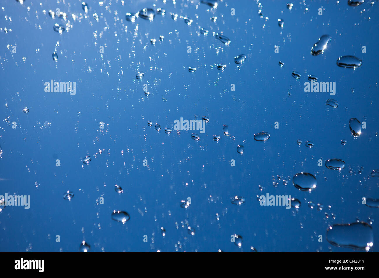 Wasser auf eine Metalloberfläche Stockfoto