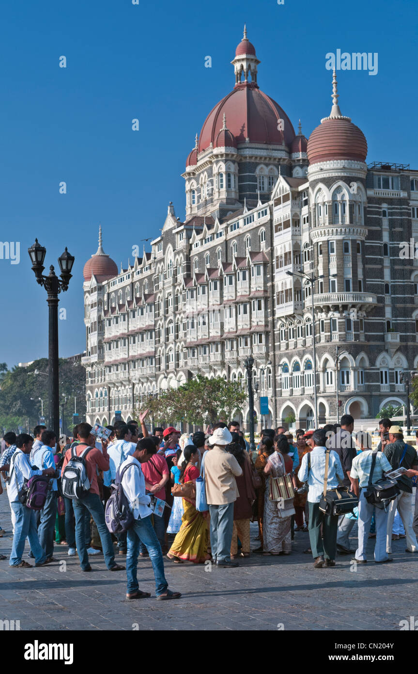 Indische Touristen Taj Mahal Palace Hotel Colaba Mumbai Bombay Indien Stockfoto