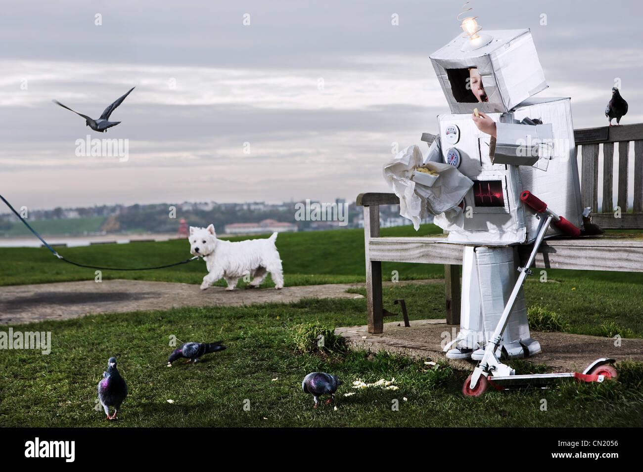 Junge gekleidet wie Roboter, Fish &amp; Chips Essen Stockfoto