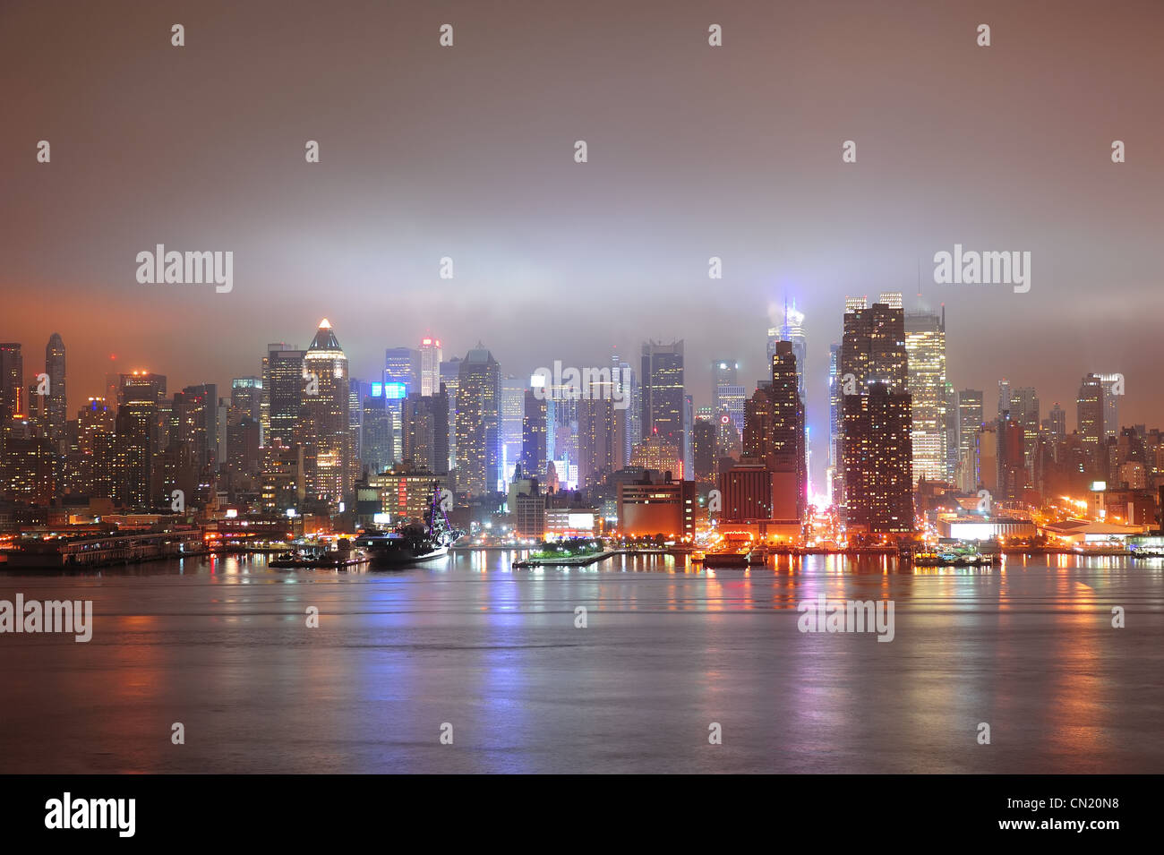 New York City Manhattan Midtown Manhattan Skyline bei Nacht mit Wolkenkratzern über Hudson River betrachtet von New Jersey. Stockfoto