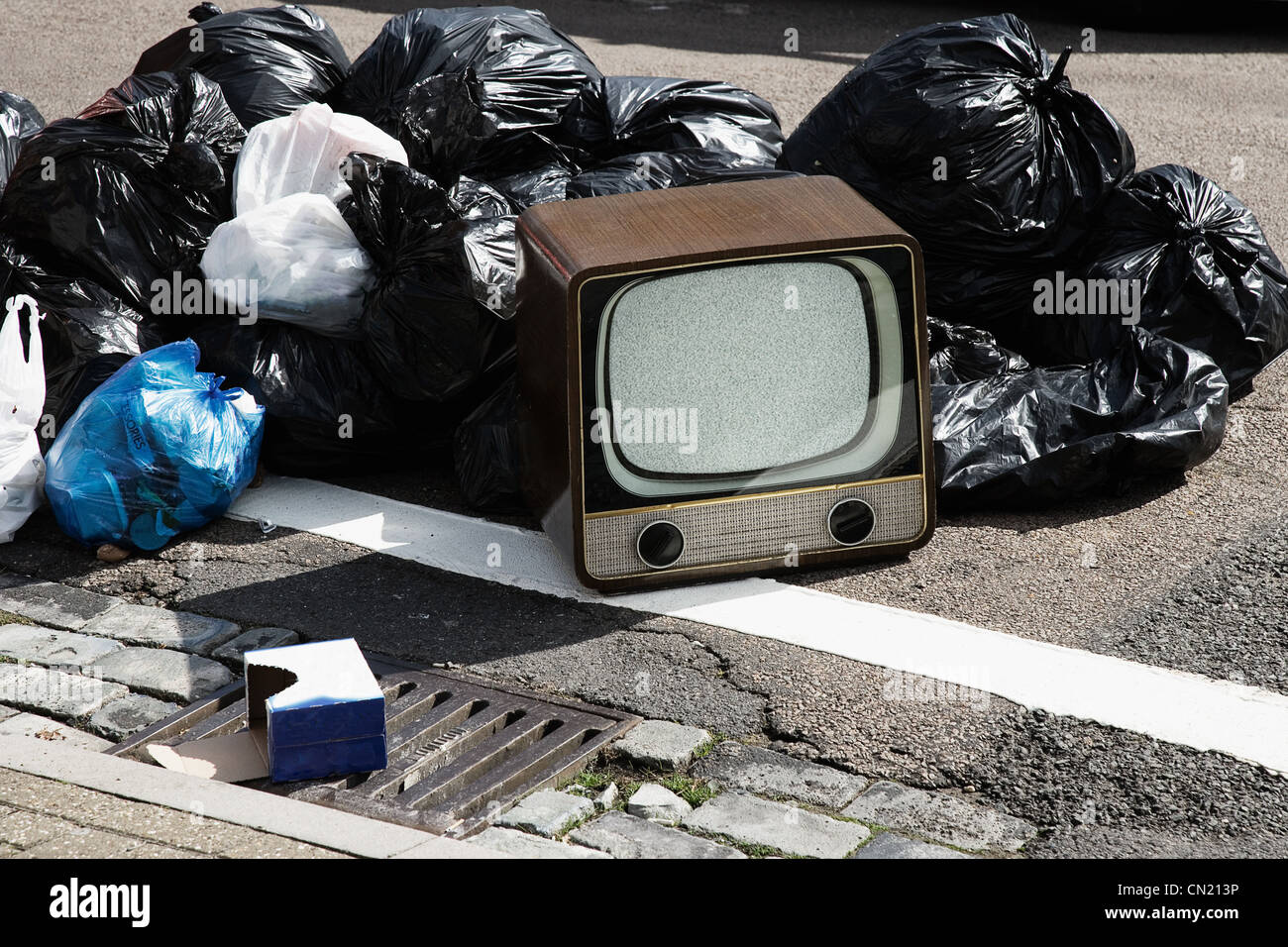 Retro-Fernseher mit Haufen von Abfallsäcke Stockfoto