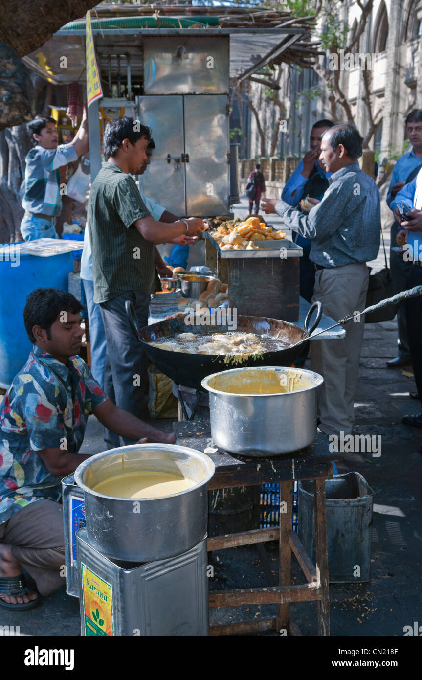 Straßenseite Snack Stand Kala Ghoda Mumbai Bombay Indien Pav bhaji Stockfoto