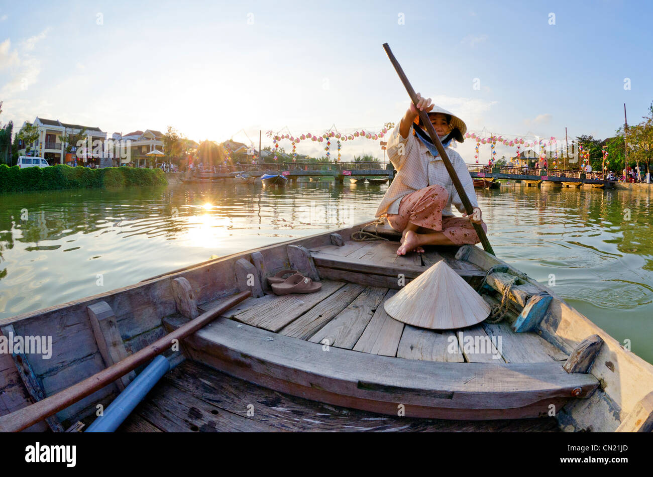 Frau in konische Hut Rudern am Thu Bon Fluss, Hoi an, Vietnam Stockfoto