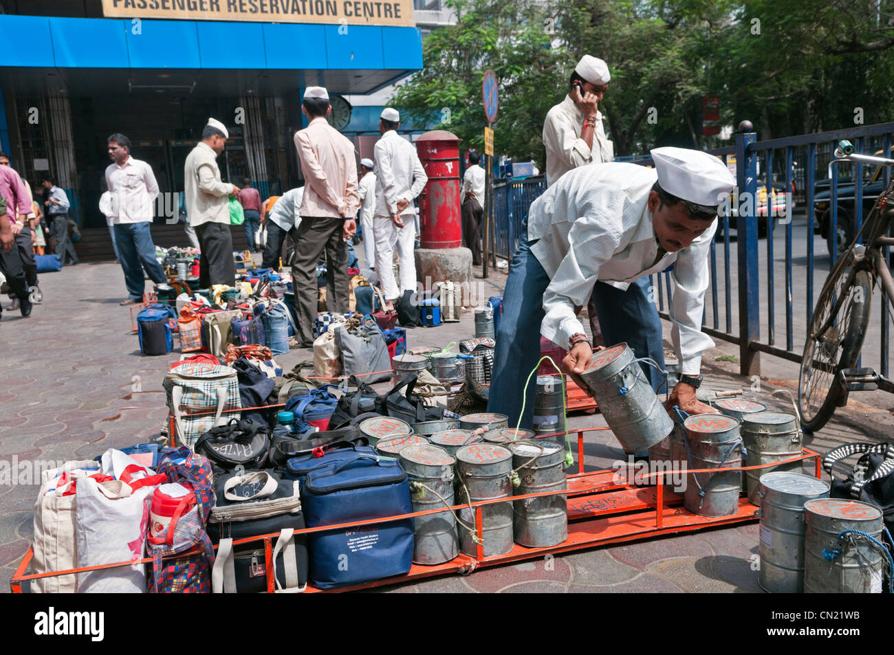 Dabbawalas am Arbeitsplatz Churchgate Station Mumbai Bombay Indien Stockfoto
