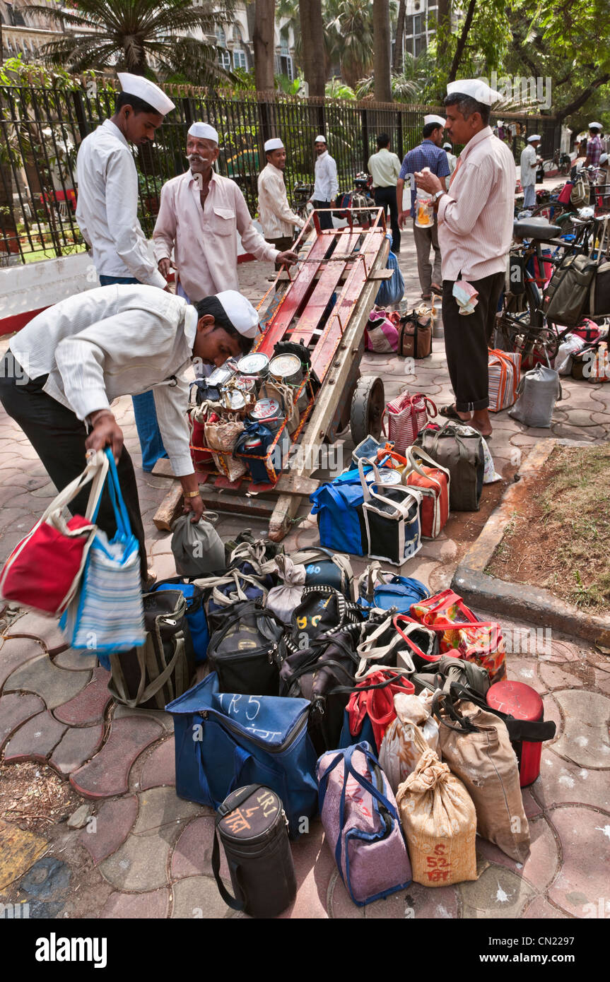 Dabbawalas am Arbeitsplatz Churchgate Station Mumbai Bombay Indien Stockfoto