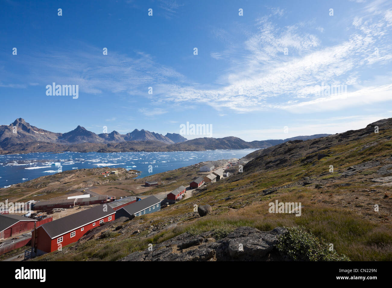 Tasiilaq, Grönland Dorf und arktischen Landschaft im Sommer Stockfoto