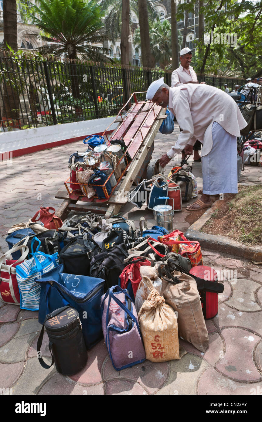 Dabbawalas am Arbeitsplatz Churchgate Station Mumbai Bombay Indien Stockfoto
