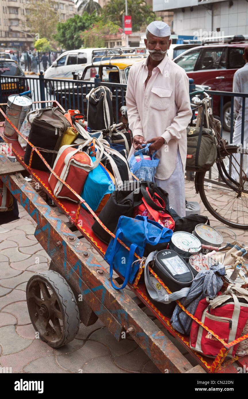 Lunchbüchsen am Arbeitsplatz Churchgate Station Mumbai Bombay Indien Stockfoto