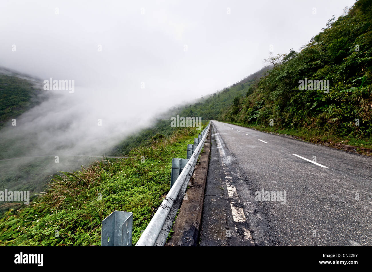 Wolken Rollen über Hai-Van-Pass, Da Nang, Vietnam Stockfoto