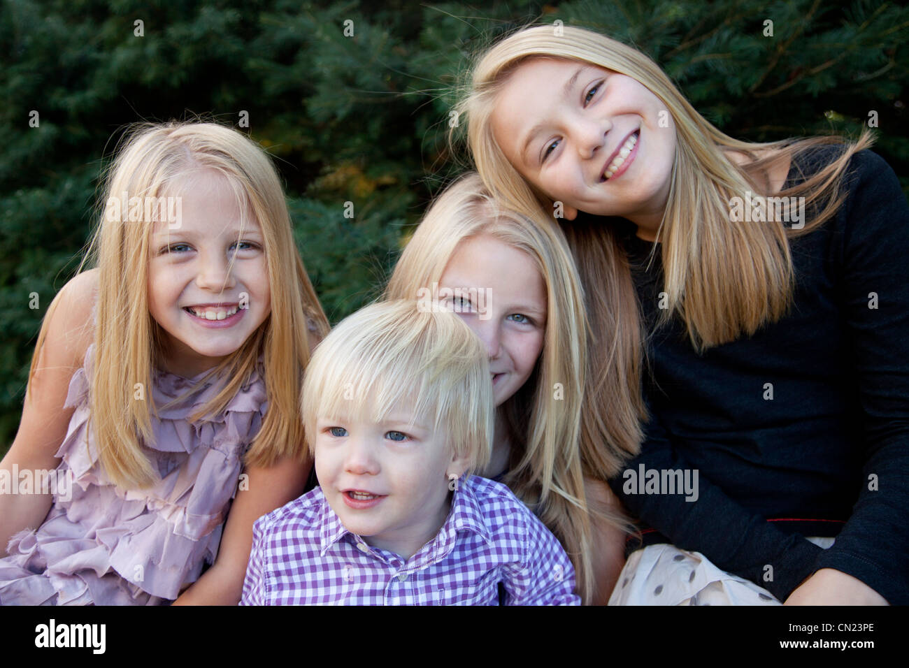 Vier Geschwister lächelnd Stockfoto