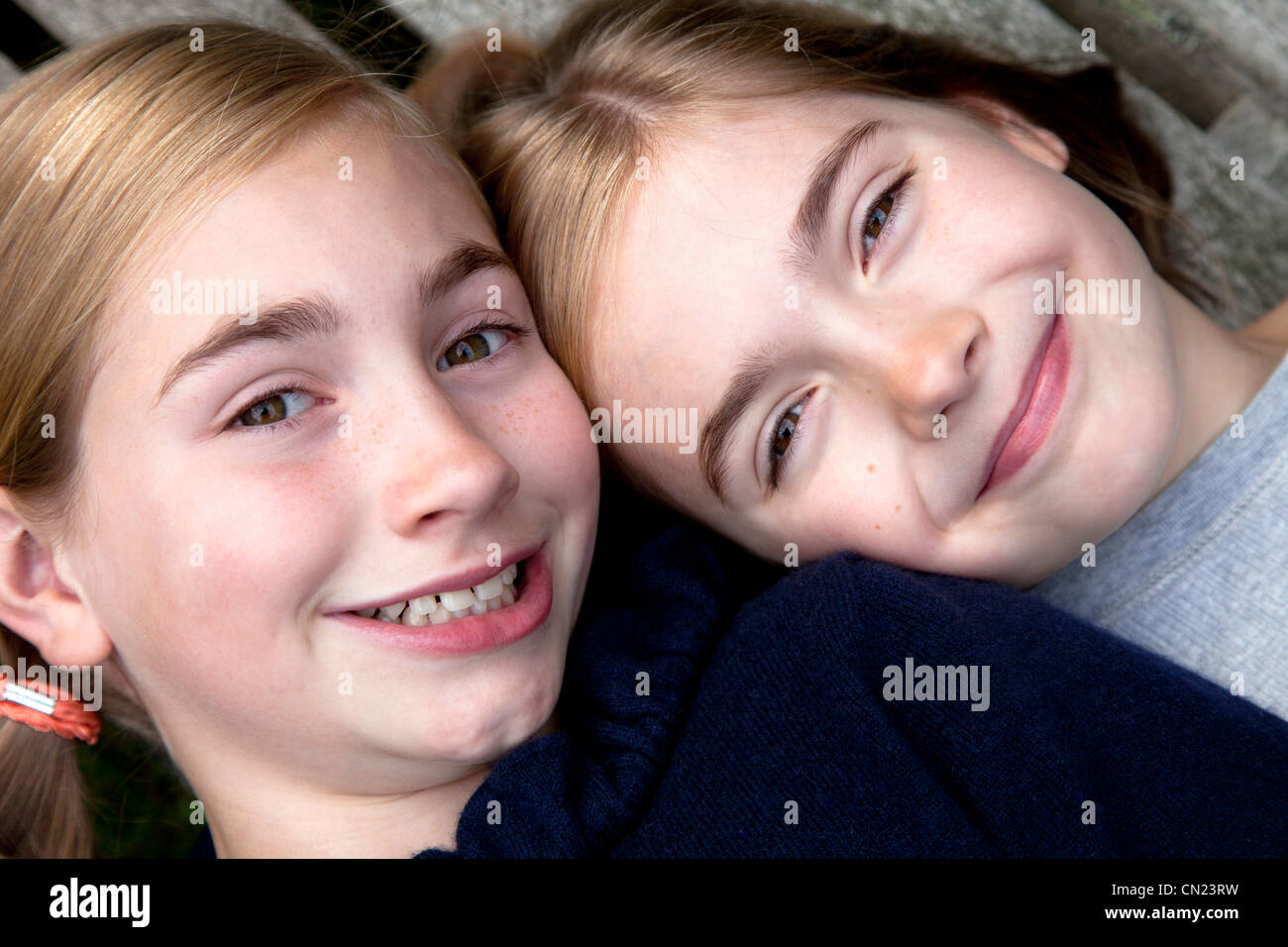 Zwei lächelnde Mädchen Stockfoto