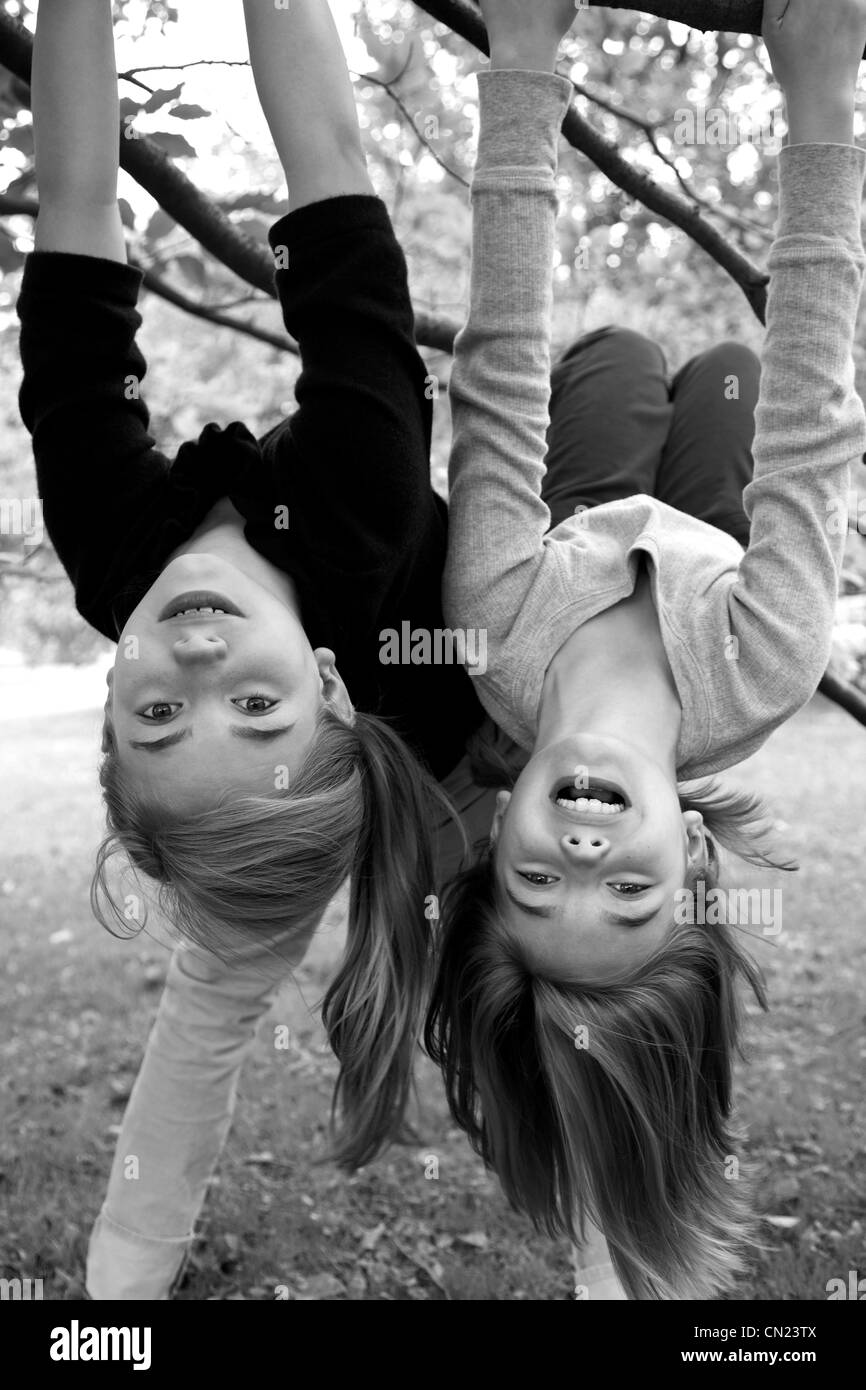 Zwei Mädchen kopfüber hängend Stockfoto