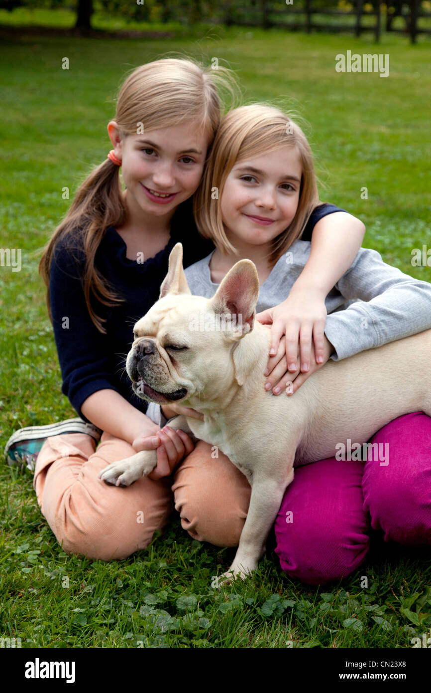 Zwei lächelnde Mädchen mit Hund Stockfoto