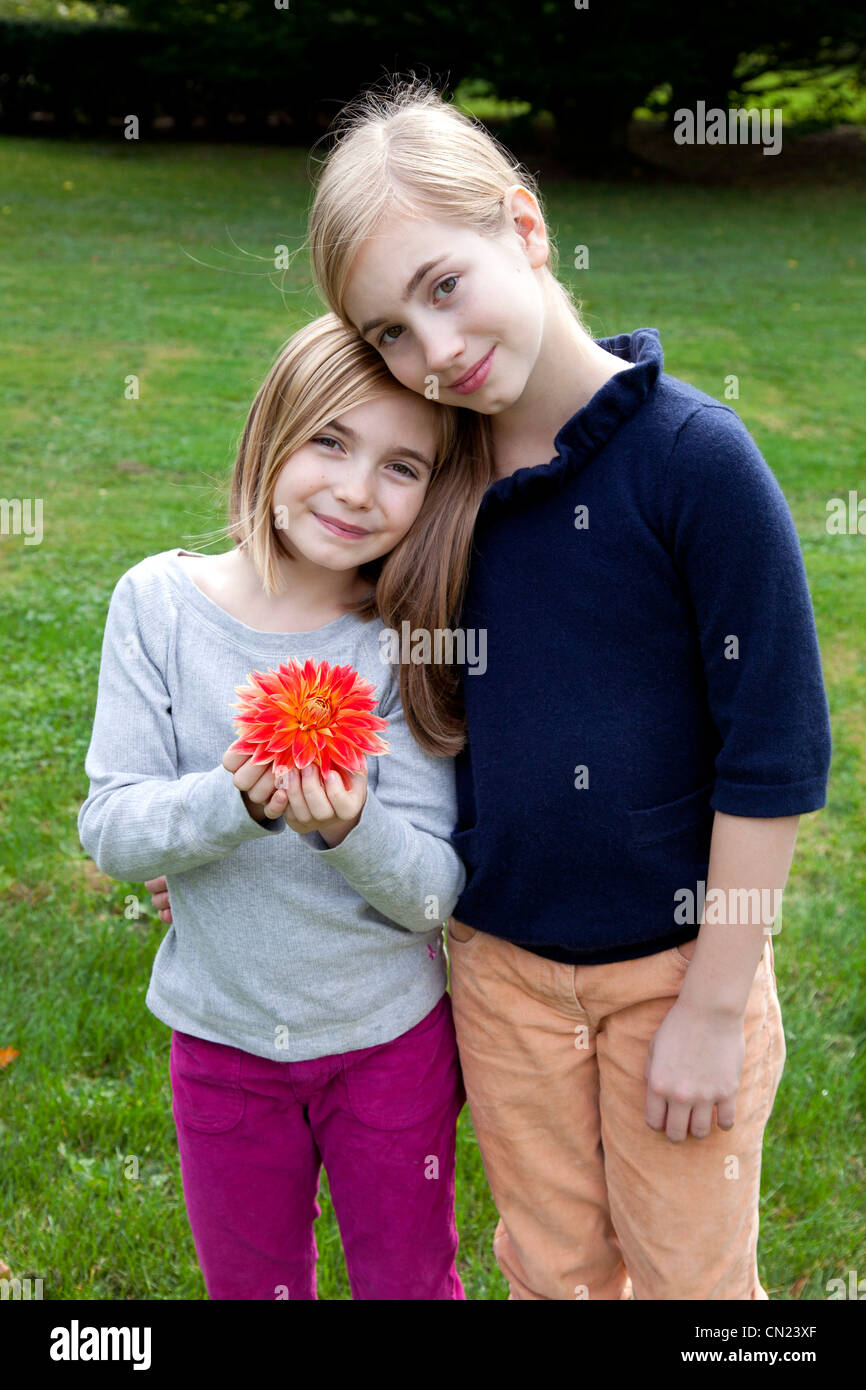 Zwei lächelnde Mädchen mit Blume Stockfoto