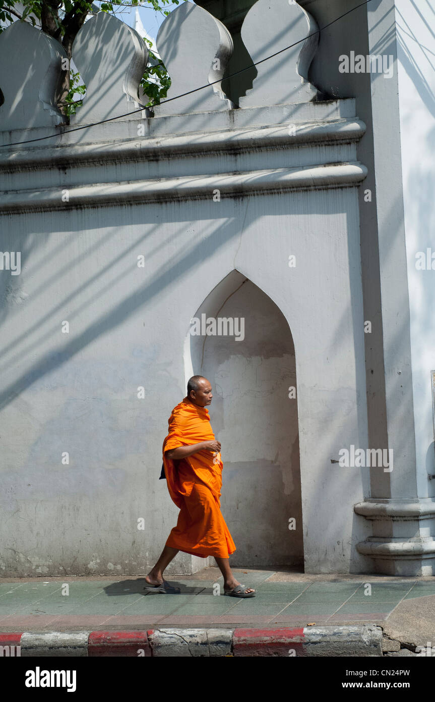 Thailand, Bangkok. buddhistischer Mönch im traditionellen Gewand zu Fuß in der Innenstadt von Bangkok. Stockfoto