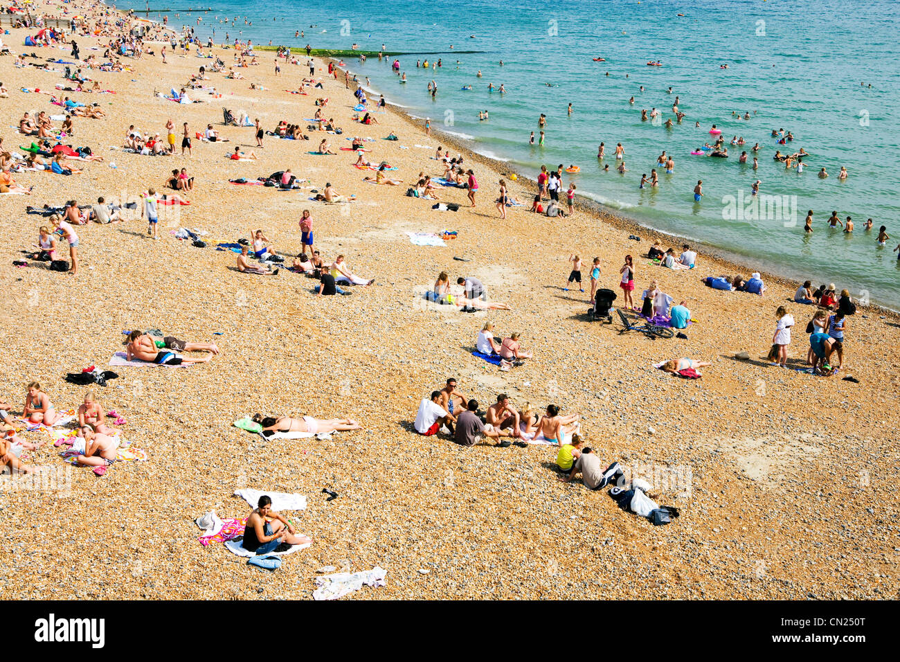 Menschen auf überfüllten Strand, Brighton, England Stockfoto