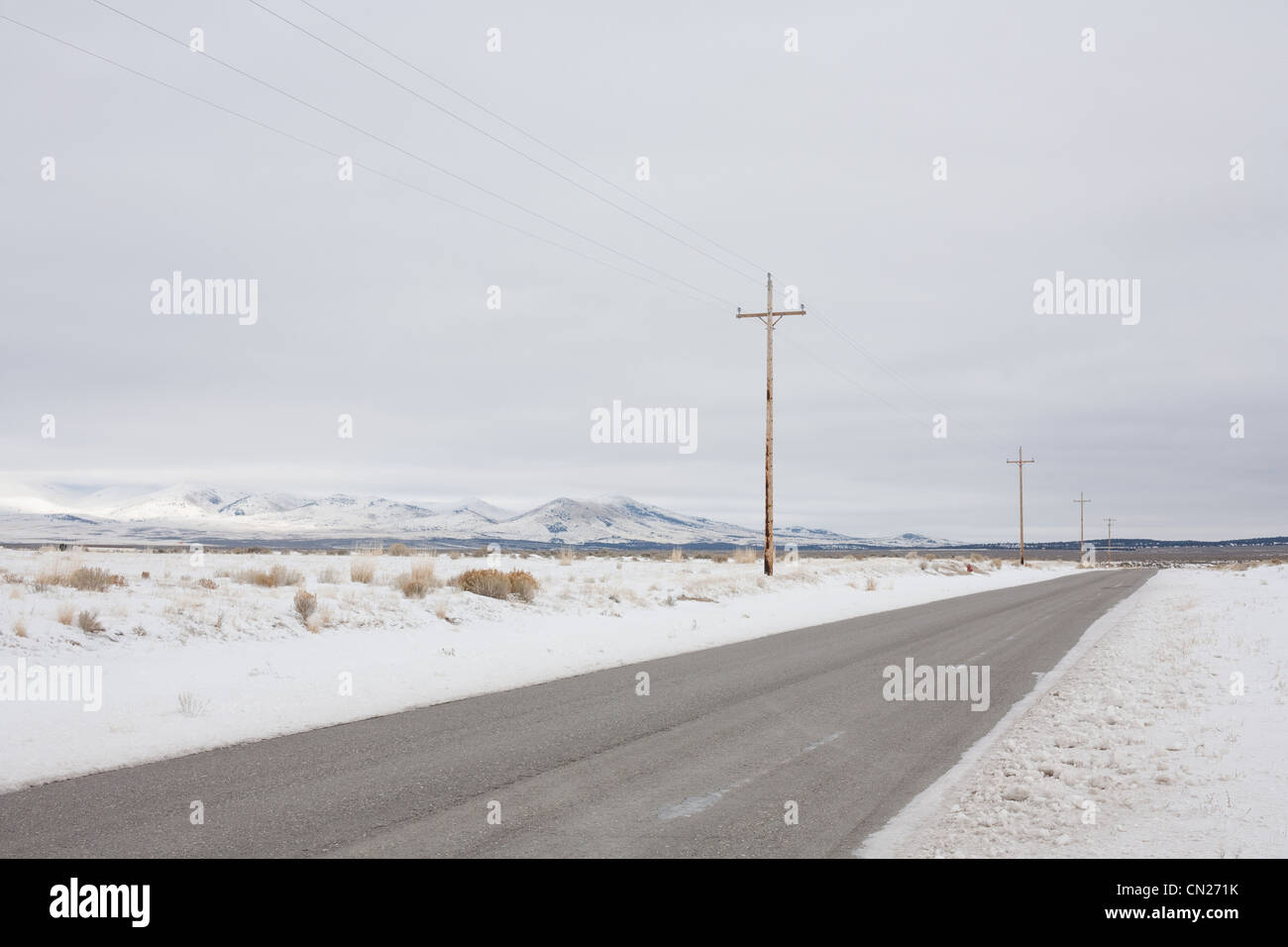 Leere Straße in den Schnee, Nevada, USA Stockfoto
