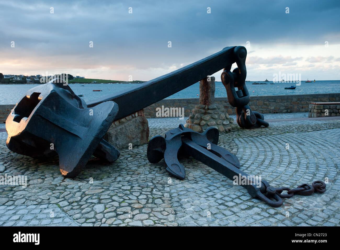 Frankreich, Finistere, Iroise-See, Ploudalmezeau, der Anker der Supertanker Amoco Cadiz in Portsall Stockfoto