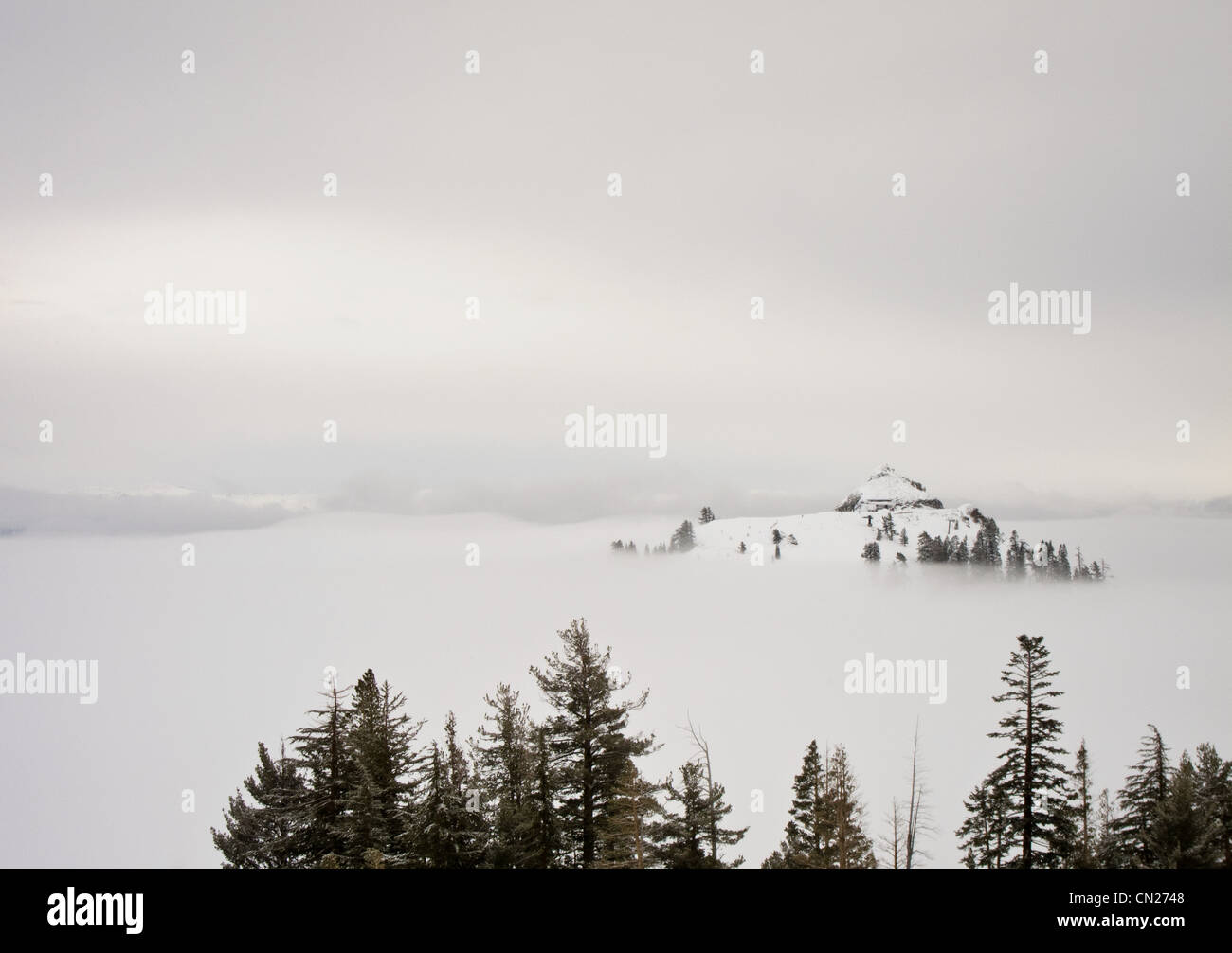 Schneebedeckte Berge im Nebel, Lake Tahoe, Kalifornien, USA Stockfoto