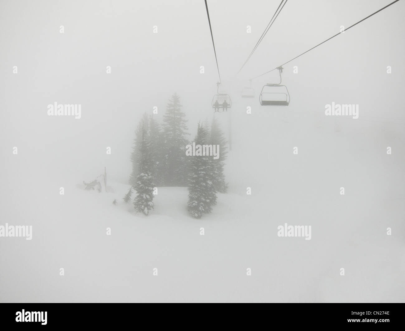 Skilifte in den Nebel, Kalifornien, USA Stockfoto