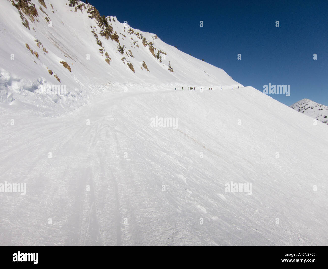 Skifahrer kommen unten Hügel, Utah, USA Stockfoto