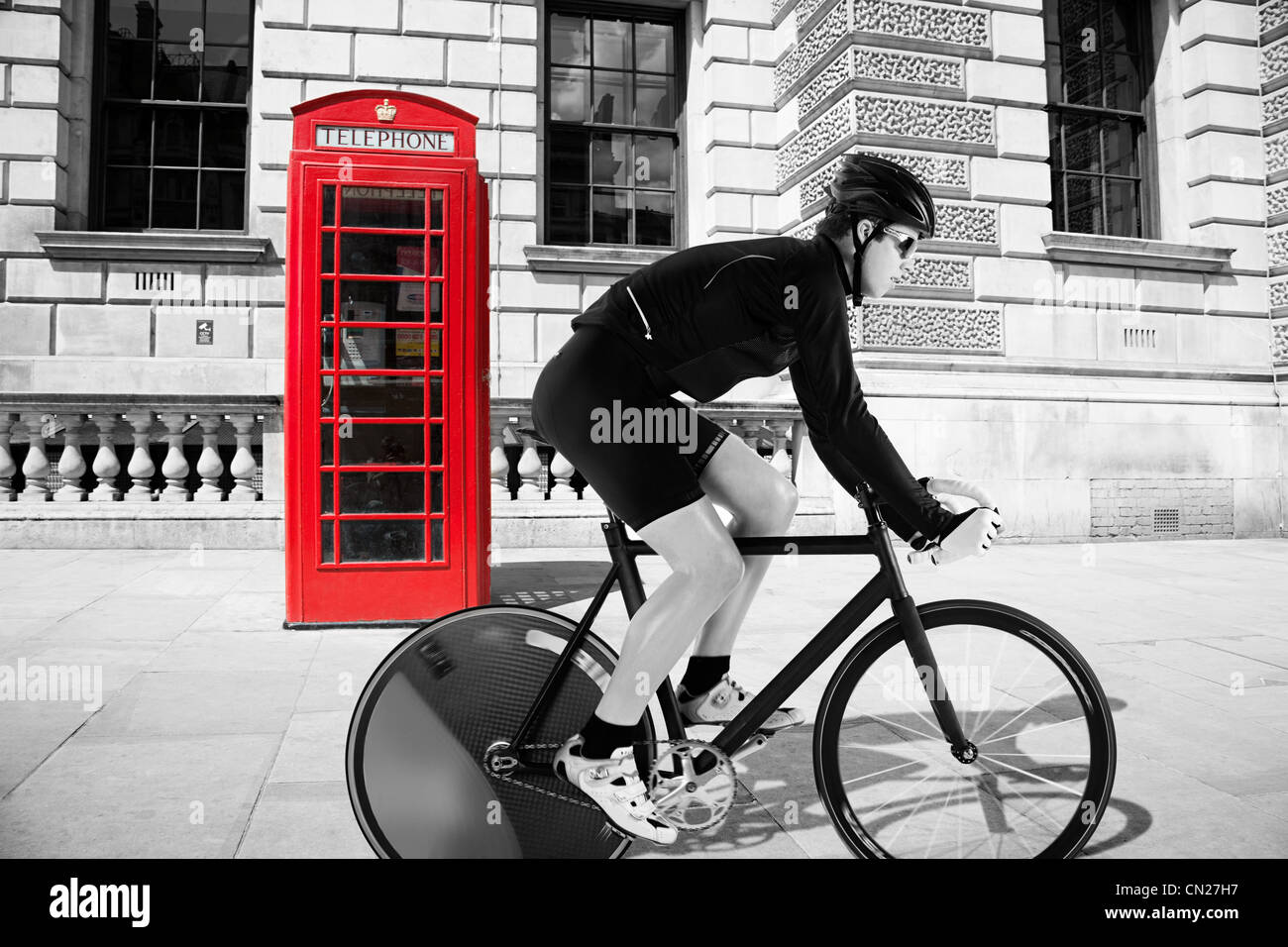 Vorbei an roten Telefonzelle Radfahren Radfahrer Stockfoto