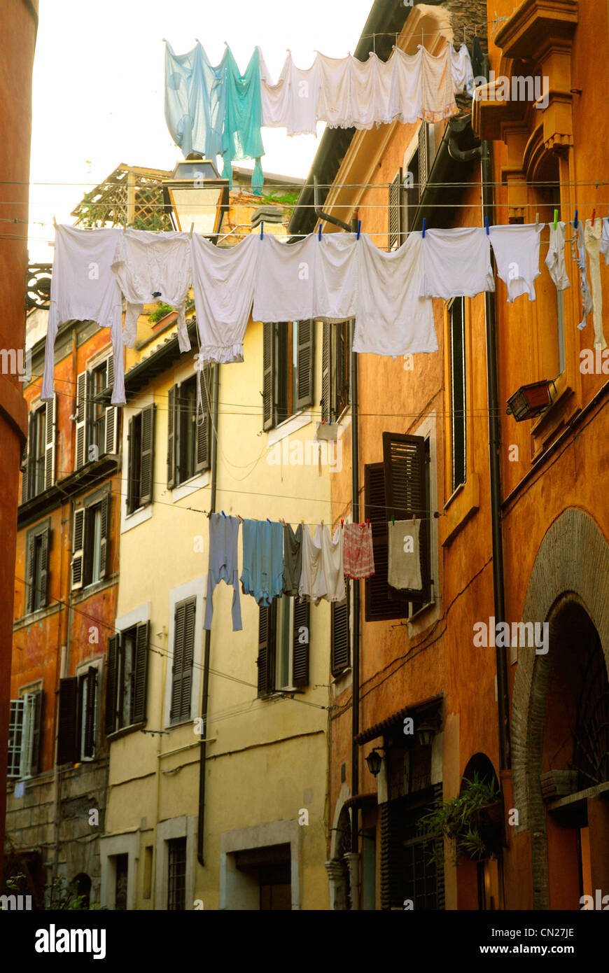 Wäsche aufhängen auf der Wäscheleine, Rom, Italien Stockfoto