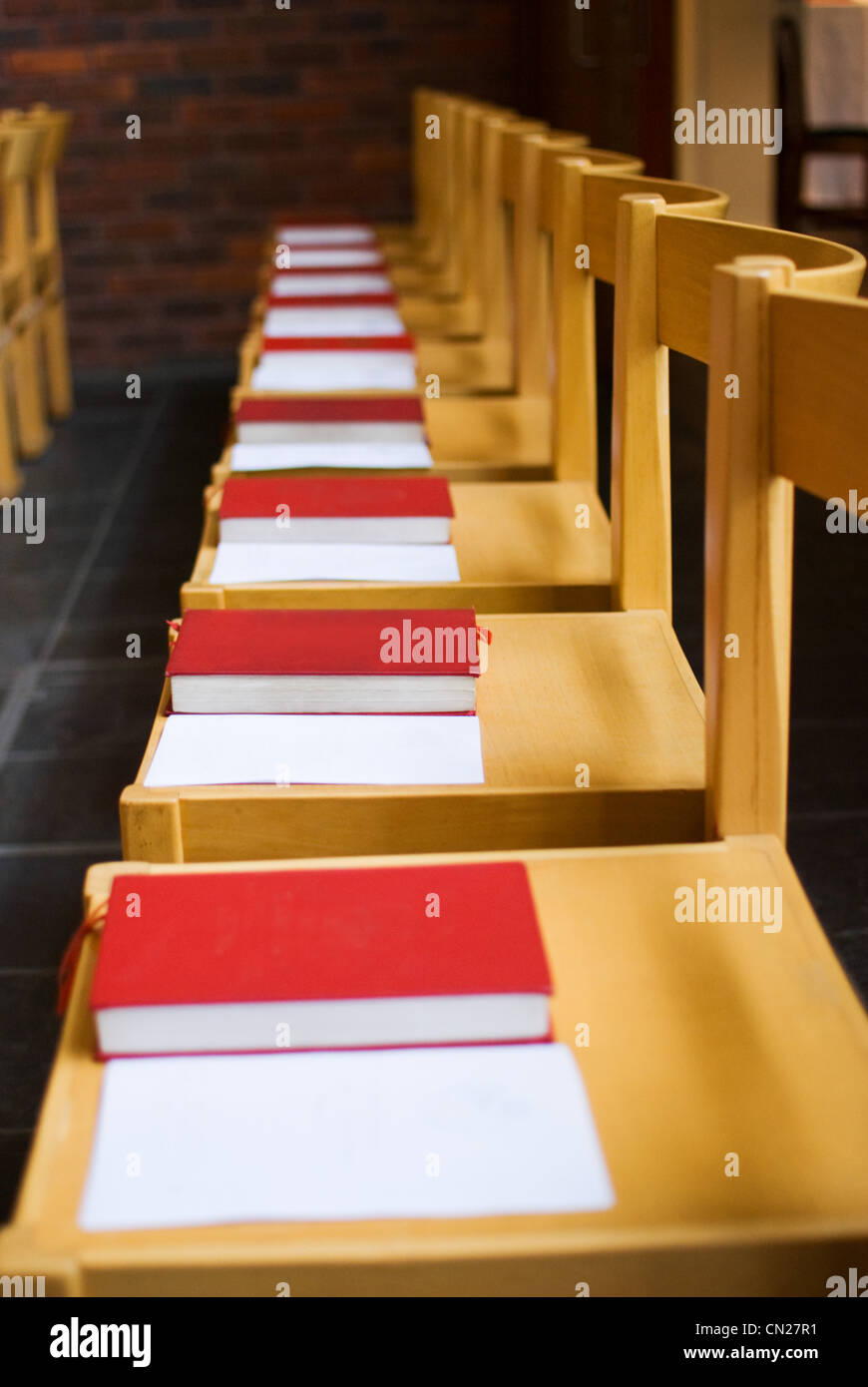 Stühle im Inneren der Kirche Stockfoto