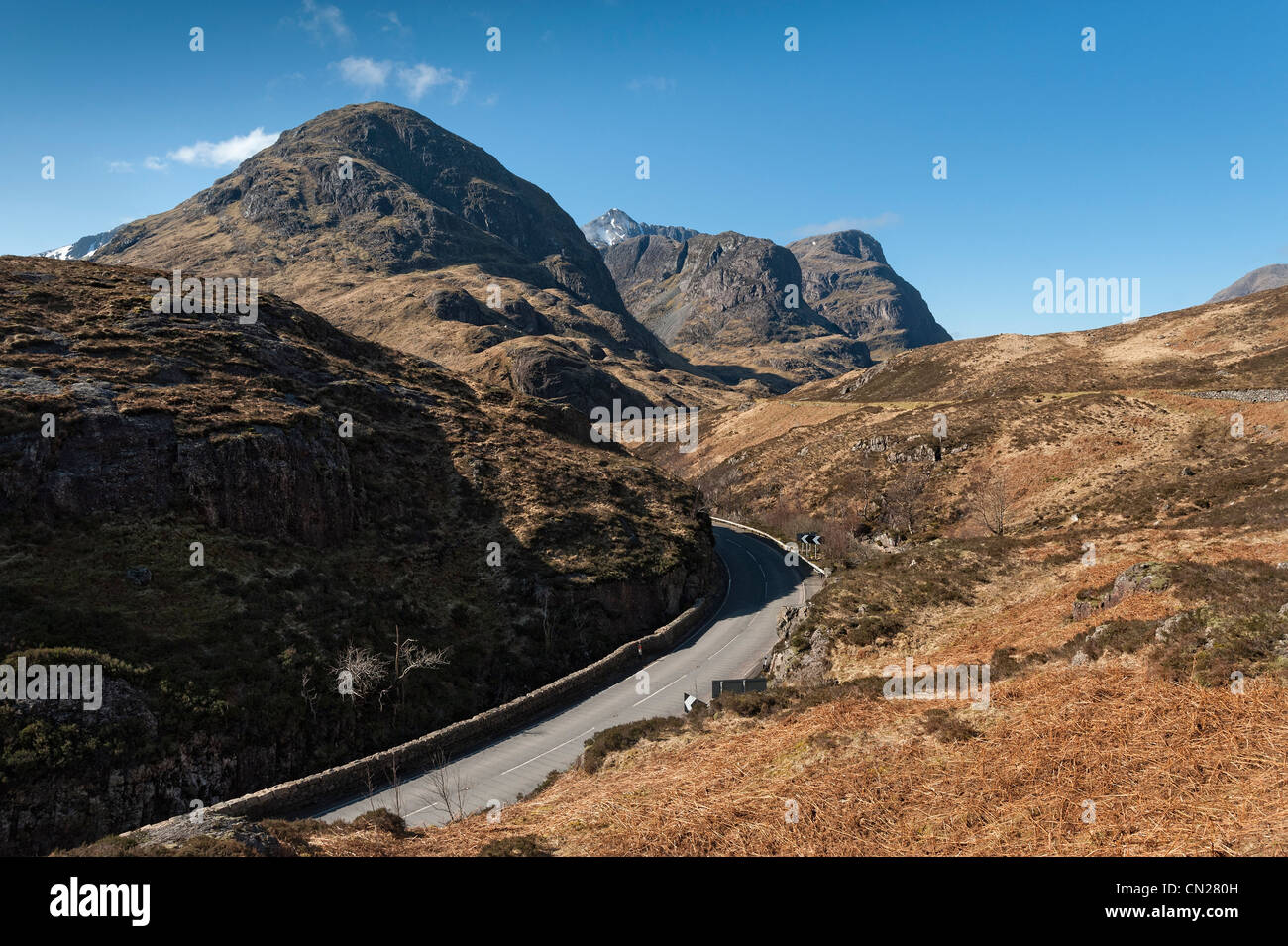 Die A82, überragt von den drei Schwestern von Glen Coe Stockfoto