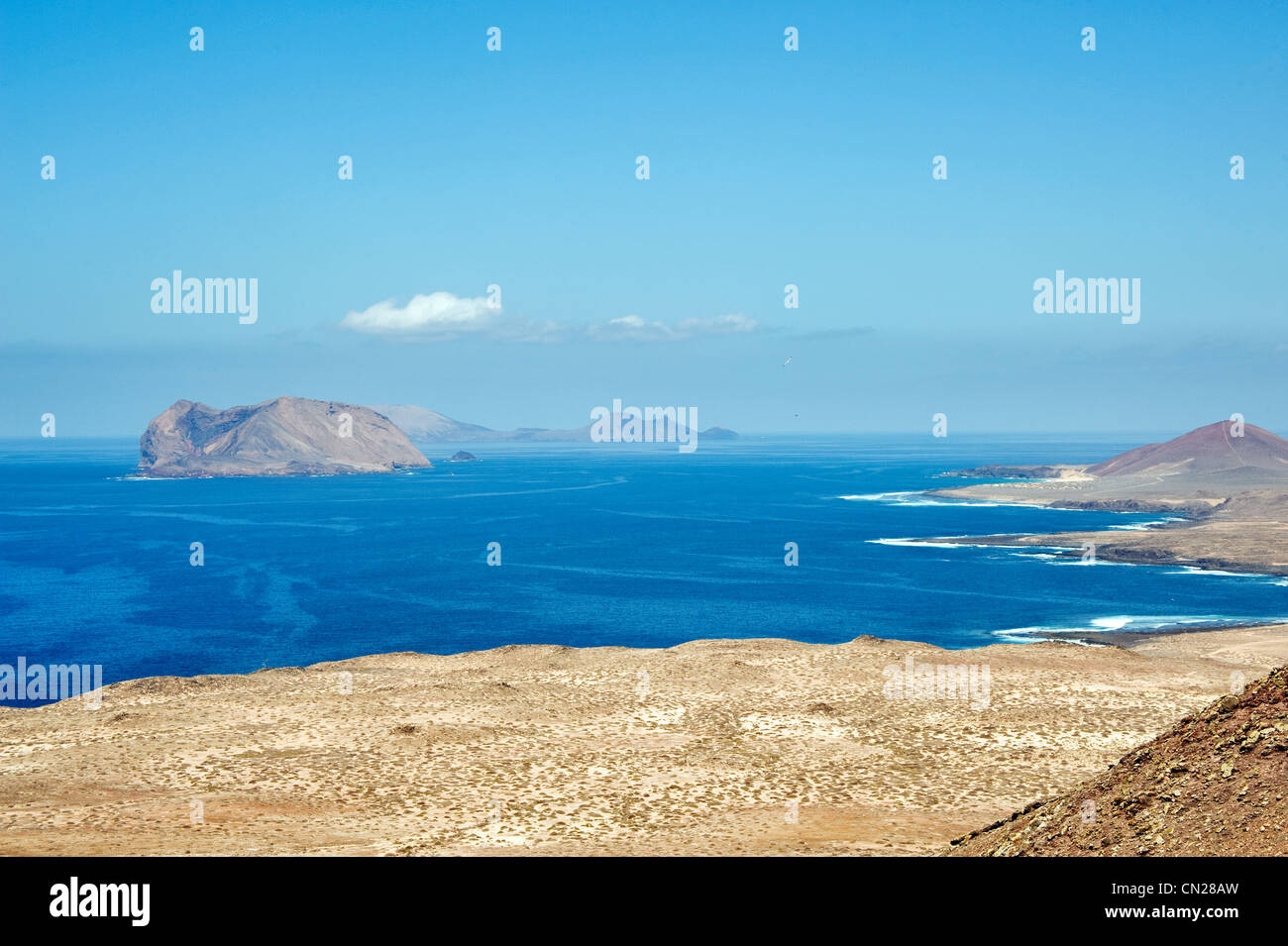 Blick von der Insel La Graciosa in Richtung Isla de Montaña Clara, Kanarische Inseln, Kanaren, Spanien Stockfoto