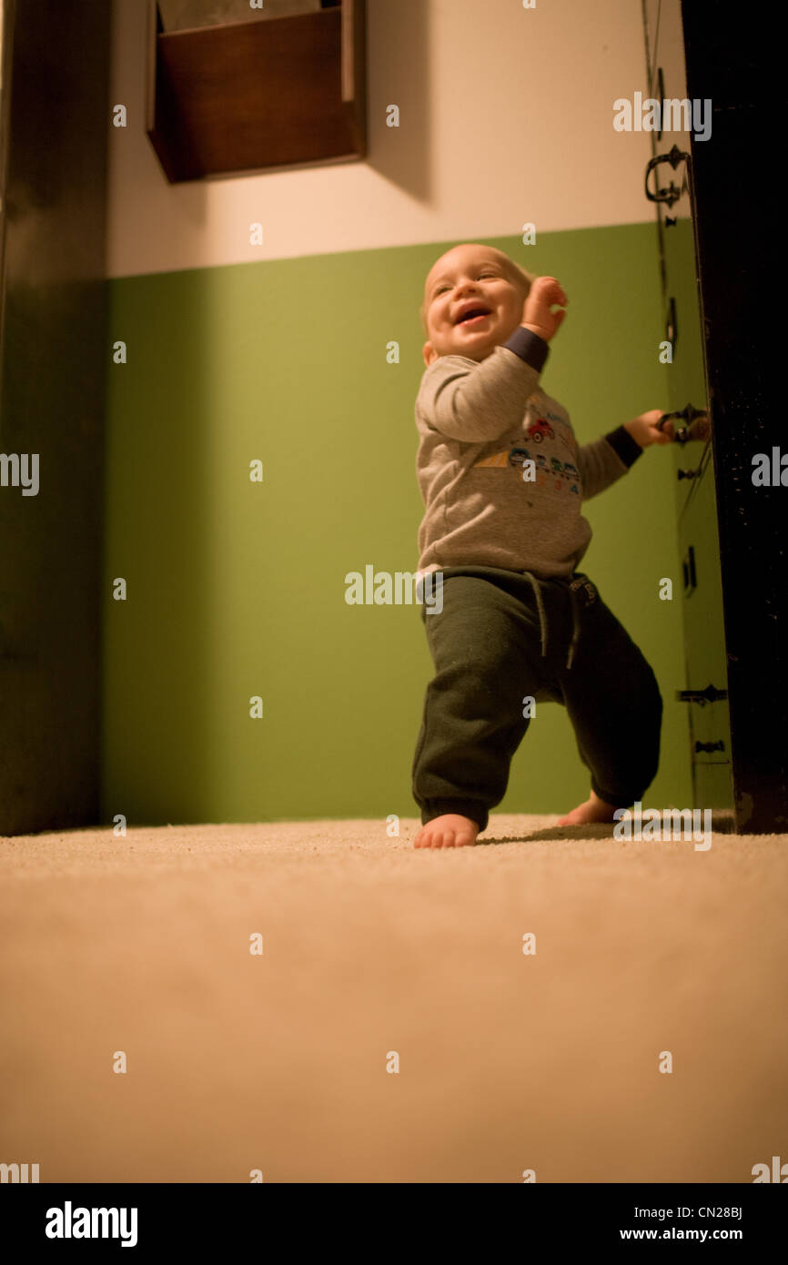 Kleinkind Jungen erste Schritte Stockfoto