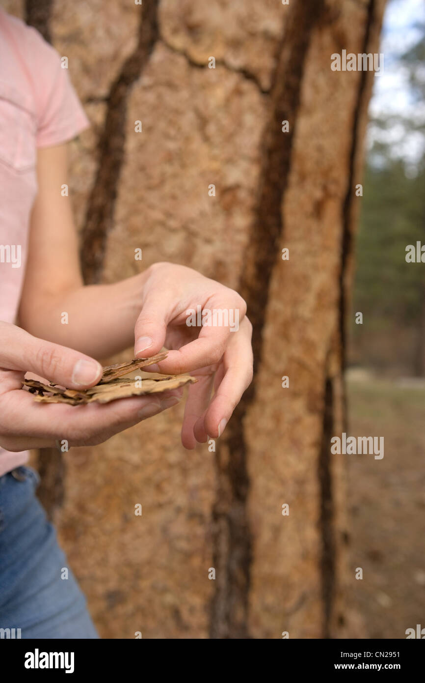 Frau mit Baumrinde Stockfoto