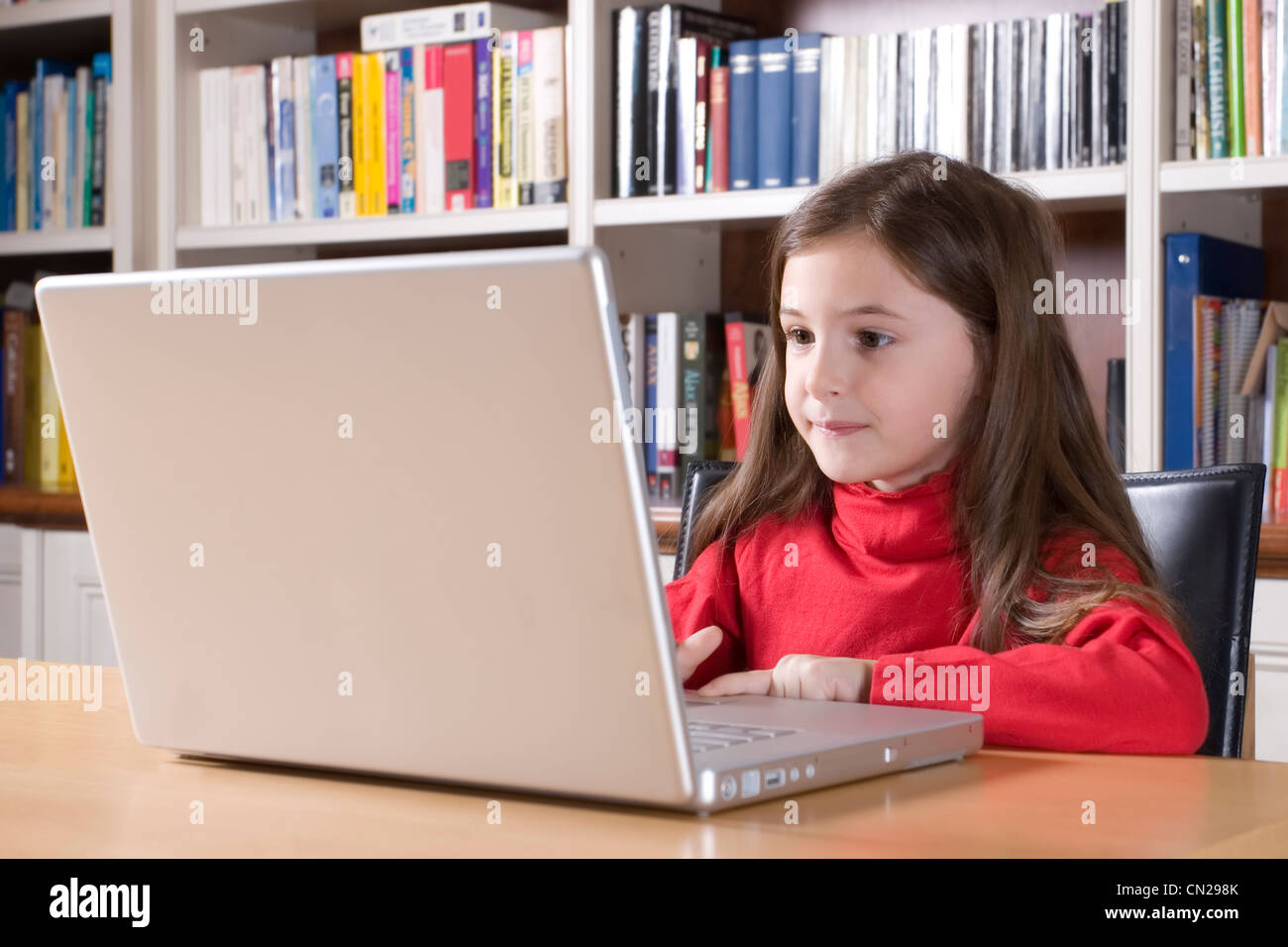 Junges Mädchen auf einem Laptopcomputer, Toronto, Ontario Stockfoto