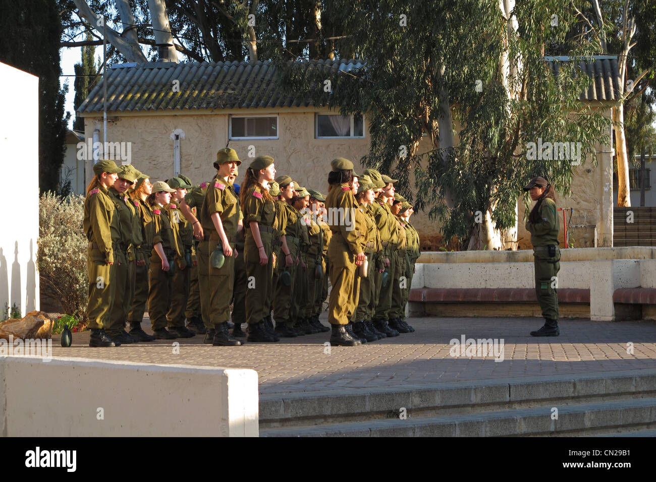 Eine Gruppe von jungen weiblichen Rekruten der israelischen Armee in einem grundlegenden Infanterie Trainingslager in Israel. Stockfoto