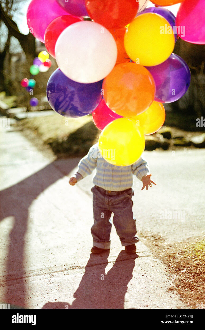 Kleiner Junge mit einem Haufen Luftballons, Montreal, Quebec Stockfoto