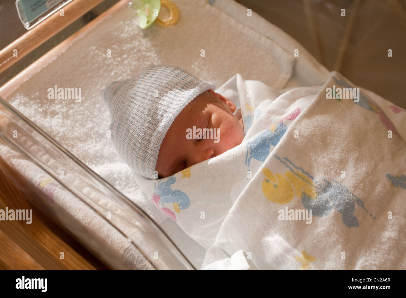 Neugeborenes Baby Junge Im Krankenhaus Krippe Stockfotografie Alamy